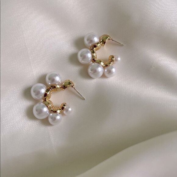 5 for $25 GOLD FAUX PEARL EARRINGS - Picture 6 of 9